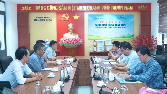Toàn cảnh buổi lễ trao tặng sách cho học sinh vùng lũ tỉnh Hà Tĩnh của VEPIC. Ảnh: Đào Hiền. dsc04368.jpg