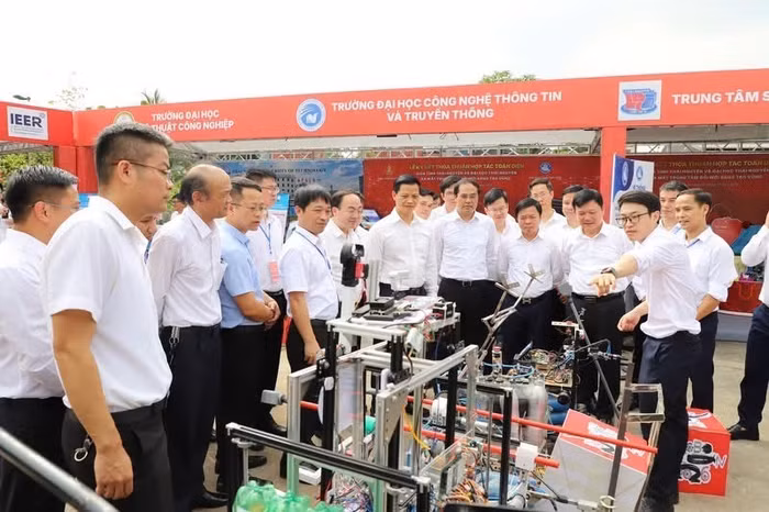 Không chỉ đẩy mạnh nghiên cứu và chuyển giao công nghệ, hai bên còn phối hợp chặt chẽ trong đào tạo, bồi dưỡng đội ngũ cán bộ, công chức và phát triển nguồn nhân lực kỹ thuật chất lượng cao.