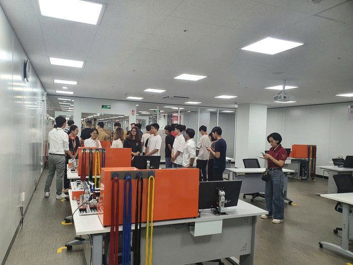 Sinh viên Đại học Bách khoa Hà Nội tham quan, kiến tập tại nhà máy LG Inotek. Ảnh: NTCC bach-khoa-hn.jpg
