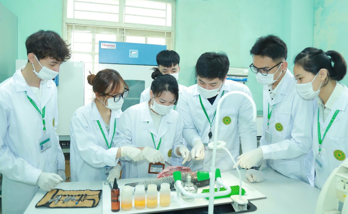 Nhóm nghiên cứu tiến hành thí nghiệm trên cá chép. Ảnh: NTCC Nhóm nghiên cứu tiến hành thí nghiệm trên cá chép. Ảnh: NTCC