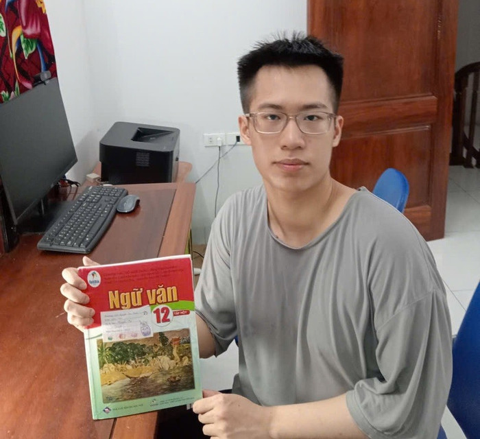 Em Nguyễn Tự Quyết - học sinh lớp 12A9, Trường Trung học phổ thông Nguyễn Gia Thiều (Hà Nội) đạt điểm tối đa khối A00. Ảnh: NVCC quyet.jpg