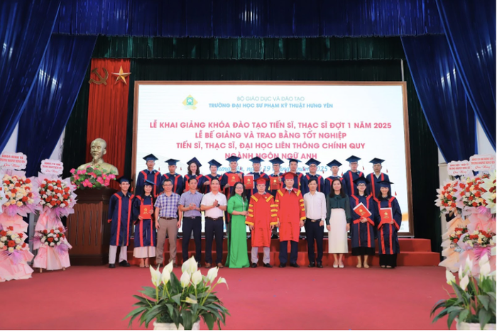 Thầy trò Trường Đại học Sư phạm Kỹ thuật Hưng Yên chụp hình lưu niệm. Ảnh: NTCC anh-chup-man-hinh-2025-09-19-luc-205832.png