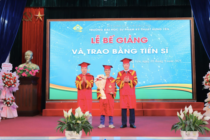 2 Phó Hiệu trưởng nhà trường trao bằng cho tân tiến sĩ anh-chup-man-hinh-2025-09-19-luc-205858.png