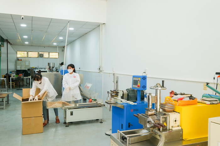 Sinh viên khoa Khoa học và Công nghệ Vật liệu thực hành tại phòng pilot sản xuất bao bì và vật dụng dùng một lần từ hạt nhựa phân hủy sinh học. Ảnh: NVCC Sinh viên khoa Khoa học và Công nghệ Vật liệu thực hành tại phòng pilot sản xuất bao bì và vật dụng dùng một lần từ hạt nhựa phân hủy sinh học. Ảnh: NVCC
