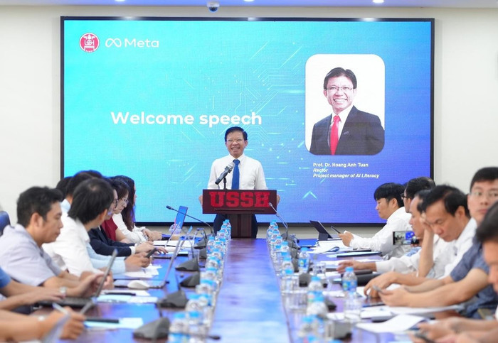 GS.TS Hoàng Anh Tuấn - Hiệu trưởng Trường Đại học Khoa học Xã hội và Nhân văn, Đại học Quốc gia Hà Nội, Chủ nhiệm Dự án hợp tác giữa USSH và Meta phát biểu khai mạc tọa đàm GS.TS Hoàng Anh Tuấn - Hiệu trưởng Trường Đại học Khoa học Xã hội và Nhân văn, Đại học Quốc gia Hà Nội, Chủ nhiệm Dự án hợp tác giữa USSH và Meta phát biểu khai mạc tọa đàm