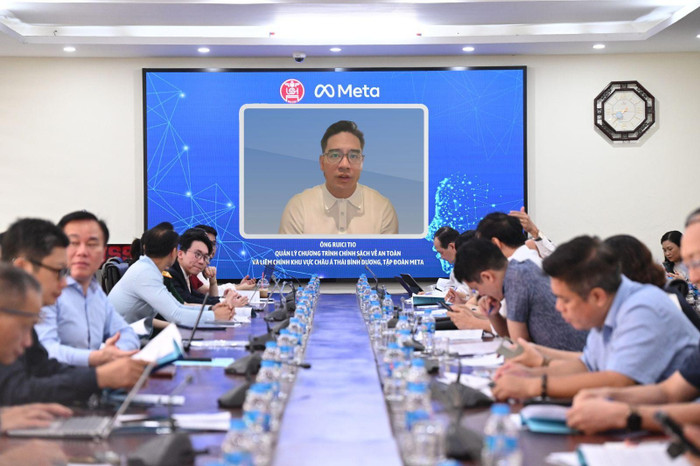 Ông Ruici Tio - Quản lý chương trình Chính sách về An toàn và Liêm chính Khu vực Châu Á Thái Bình Dương, Tập đoàn Meta phát biểu tại tọa đàm Ông Ruici Tio - Quản lý chương trình Chính sách về An toàn và Liêm chính Khu vực Châu Á Thái Bình Dương, Tập đoàn Meta phát biểu tại tọa đàm