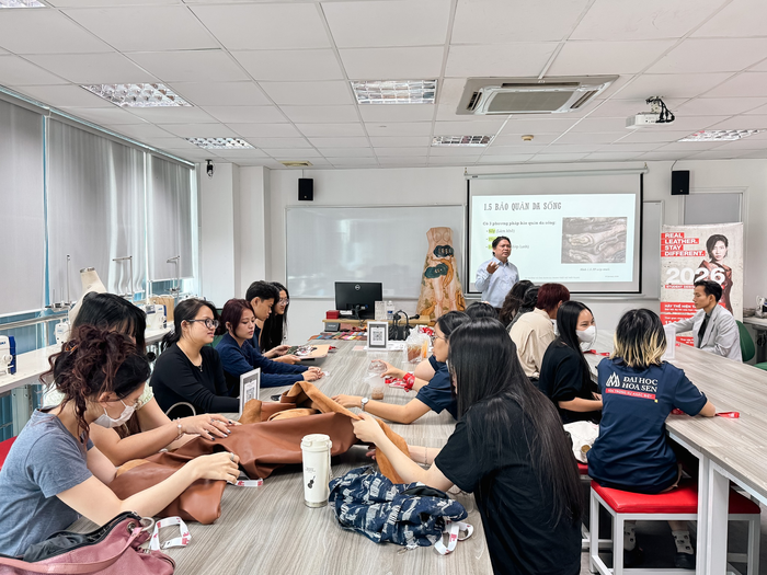 Một buổi workshop Da thuộc của sinh viên ngành Thiết kế thời trang, Trường Đại học Hoa Sen, do chuyên gia khách mời phụ trách. Ảnh: NVCC.