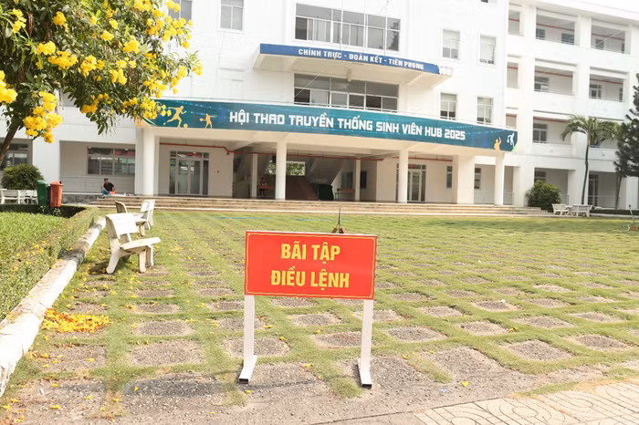 Bãi tập điều lệnh phục vụ môn Giáo dục quốc phòng và an ninh tại Trường Đại học Ngân hàng Thành phố Hồ Chí Minh.