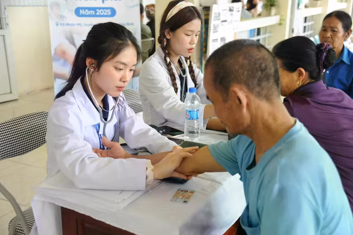 kham-chua-benh-tinh-nguyen-va-cap-phat-thuoc-mien-phi-tai-tan-lac-hoa-binh-t4-25-5.jpg