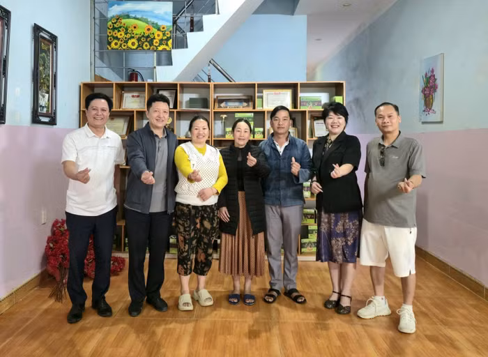 PGS.TS. Nguyễn Thanh Hà - Chủ tịch Công đoàn Đại học Thái Nguyên cùng đoàn công tác đến thăm gia đình chị Mua Thị Dính và các phụ huynh tại xã Sà Phìn, tỉnh Tuyên Quang có con đang học tập tại Phân hiệu Đại học Thái Nguyên tại Hà Giang.