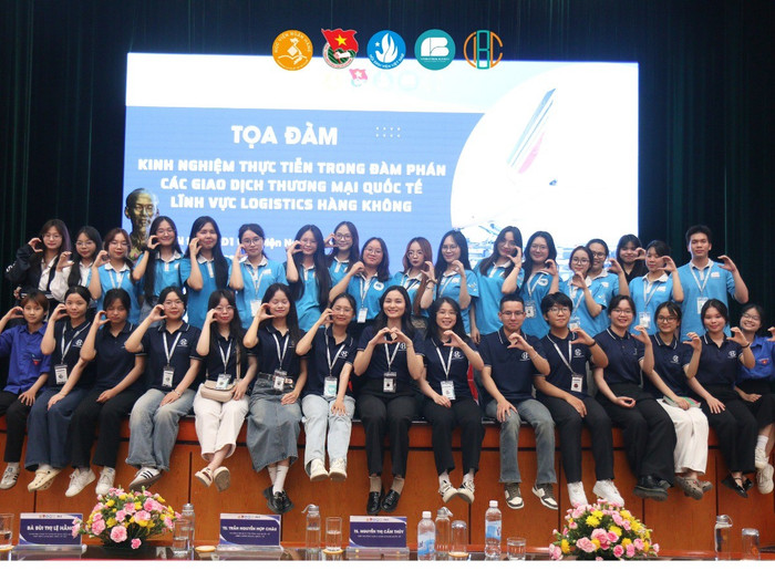 Tọa đàm “Kinh nghiệm thực tiễn trong đàm phán các giao dịch thương mại quốc tế - Lĩnh vực Logistics hàng không” do Khoa Kinh doanh quốc tế, Học viện Ngân hàng tổ chức. Ảnh: Học viện Ngân hàng ab64faae.jpg