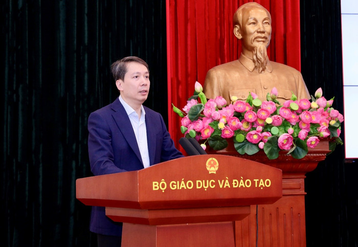 Cục trưởng Cục Khoa học, Công nghệ và Thông tin Phạm Quang Hưng báo cáo tại hội nghị.