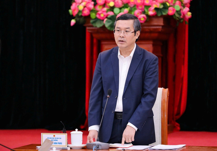 Thứ trưởng Bộ GDĐT Nguyễn Văn Phúc trao đổi tại hội nghị.