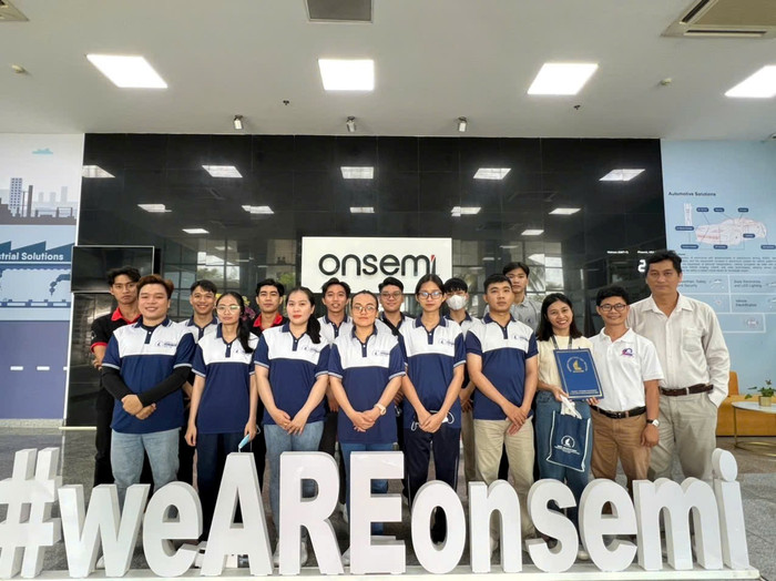 Sinh viên Trường Đại học Khoa học tự nhiên - Đại học Quốc gia Thành phố Hồ Chí Minh tham quan Công ty On-Semi. Ảnh: NVCC 2.jpg