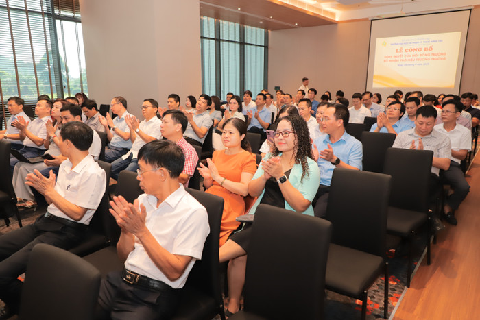 Buổi lễ có sự tham dự đông đủ các cán bộ viên chức Trường Đại học Sư phạm Kỹ thuật Hưng Yên img-0102.jpg