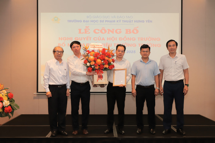 Ban lãnh đạo nhà trường gửi tặng hoa chúc mừng Phó giáo sư, Tiến sĩ Phạm Ngọc Thắng img-0136.jpg