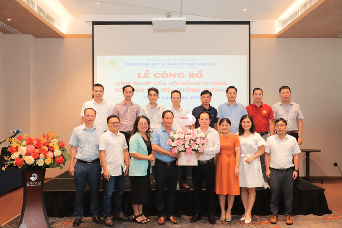 Các thầy cô chụp hình lưu niệm img-0183.jpg