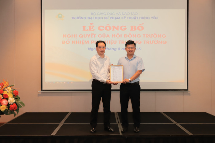 NGƯT.PGS.TS Chu Văn Tuấn trao quyết định cho tân Phó Hiệu trưởng. img-0123.jpg