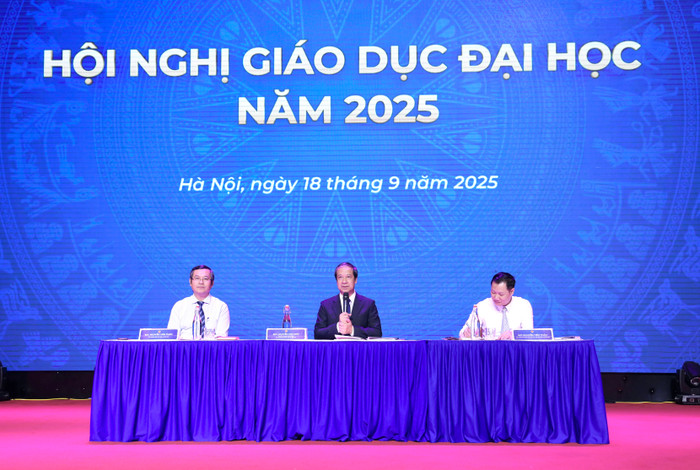 Thứ trưởng Nguyễn Văn Phúc, Bộ trưởng Nguyễn Kim Sơn, Vụ trưởng Vụ Giáo dục đại học Nguyễn Tiến Thảo (Từ trái qua phải ảnh) chủ trì phần báo cáo tham luận. (Ảnh: Nguyễn Mạnh) img-9516.jpg