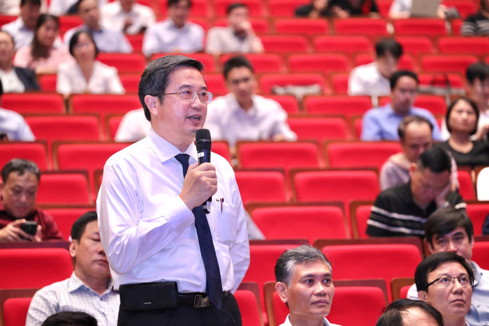 Giáo sư, Tiến sĩ Nguyễn Vũ Quốc Huy - Hiệu trưởng Trường Đại học Y Dược, Đại học Huế đặt câu hỏi tại hội nghị. (Ảnh: Nguyễn Mạnh) img-9700.jpg