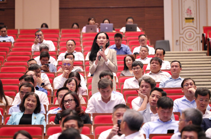 Phó giáo sư, Tiến sĩ Trần Thị Mỹ Diệu – Hiệu trưởng trường Đại học Văn Lang nêu 2 vấn đề về tuyển sinh và tuyển dụng giáo viên nước ngoài. (Ảnh: Nguyễn Mạnh) img-9743.jpg