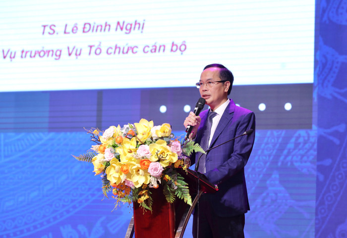Tiến sĩ Lê Đình Nghị - Vụ trưởng Vụ Tổ chức cán bộ trình bày tham luận tại hội nghị. (Ảnh: Nguyễn Mạnh) img-9535.jpg