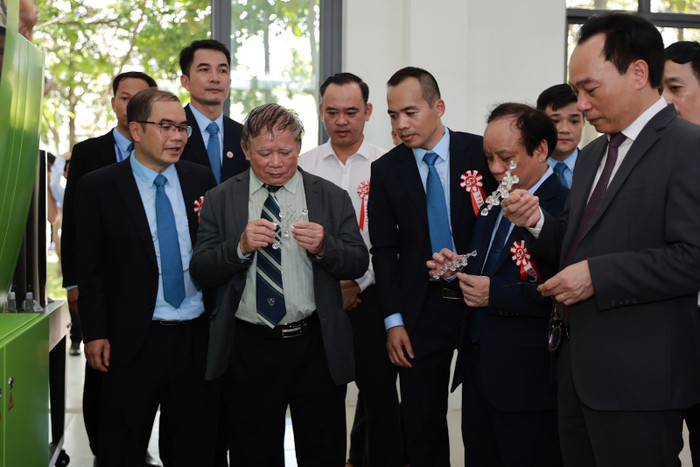 Trường Đại học Bách khoa - Đại học Đà Nẵng sẽ tiếp tục chú trọng xây dựng đội ngũ cán bộ viên chức đặc biệt là giảng viên Trường Đại học Bách khoa - Đại học Đà Nẵng sẽ tiếp tục chú trọng xây dựng đội ngũ cán bộ viên chức đặc biệt là giảng viên