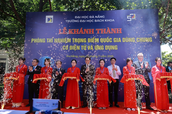Các đại biểu thực hiện nghi lễ khánh thành Phóng Thí nghiệm trọng điểm Quốc gia dùng chung Cơ điện tử và ứng dụng Các đại biểu thực hiện nghi lễ khánh thành Phóng Thí nghiệm trọng điểm Quốc gia dùng chung Cơ điện tử và ứng dụng