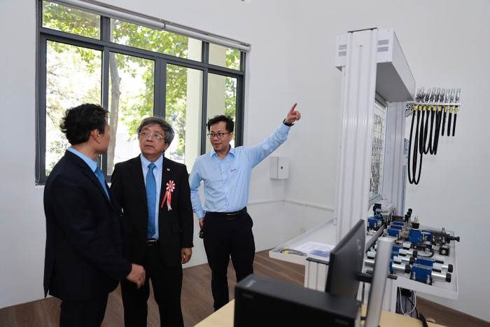 Các đại biểu tham quan phòng thí nghiệm Các đại biểu tham quan phòng thí nghiệm