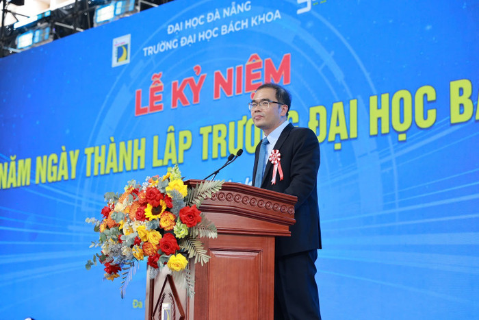 Phó Giáo sư, Tiến sĩ Nguyễn Hữu Hiếu - Hiệu trưởng Trường Đại học Bách khoa - Đại học Đà Nẵng phát biểu tại buổi lễ Phó Giáo sư, Tiến sĩ Nguyễn Hữu Hiếu - Hiệu trưởng Trường Đại học Bách khoa - Đại học Đà Nẵng phát biểu tại buổi lễ