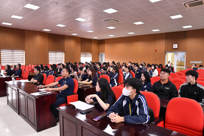 Hệ thống cơ sở vật chất tại Trường Quốc tế - Đại học Quốc gia Hà Nội rất khang trang và hiện đại. Ảnh: website nhà trường 503572250-122143231190614232-2196237009311130955-n.jpg