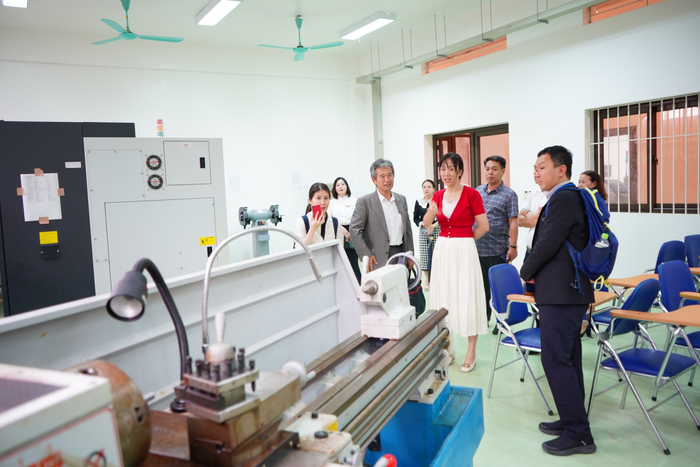 Doanh nghiệp tham quan cơ sở vật chất, trang thiết bị thực hành của Trường Cao đẳng Nghề Hà Nam. Ảnh: website nhà trường. 638351362326794650.jpg