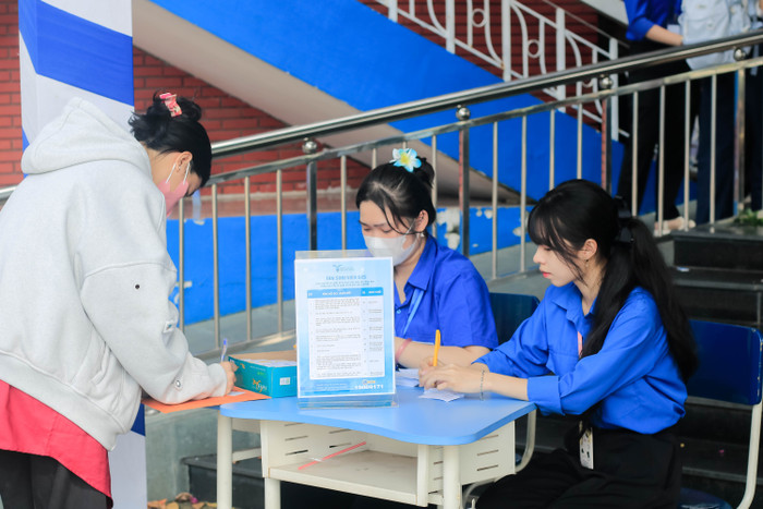 Đội sinh viên tình nguyện hỗ trợ nhiệt tình, hướng dẫn tân sinh viên hoàn thiện giấy tờ img-128.jpg