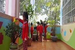 Các bé thực hành tưới cây, bảo vệ môi trường.