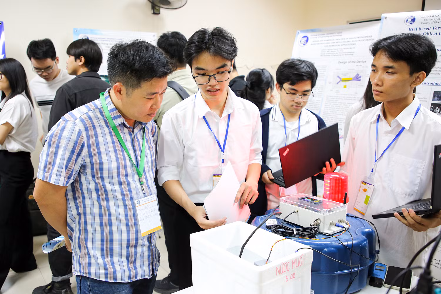 Nhóm sinh viên nghiên cứu khoa học của Trường Đại học Công nghệ, Đại học Quốc gia Hà Nội. Ảnh: website nhà trường