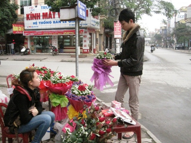 Chị Hiền cho biết ngày hôm nay mới chỉ bán được 6 bó hoa tươi