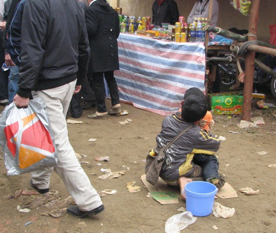 Hai anh em bồng bế nhau đi ăn mày.(ảnh: Hải Sơn)