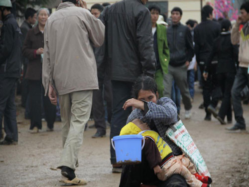 Bế trên tay đứa trẻ đáng thương khiến nhiều du khách xót xa đến rơi nước mắt thương tâm (Ảnh internet)