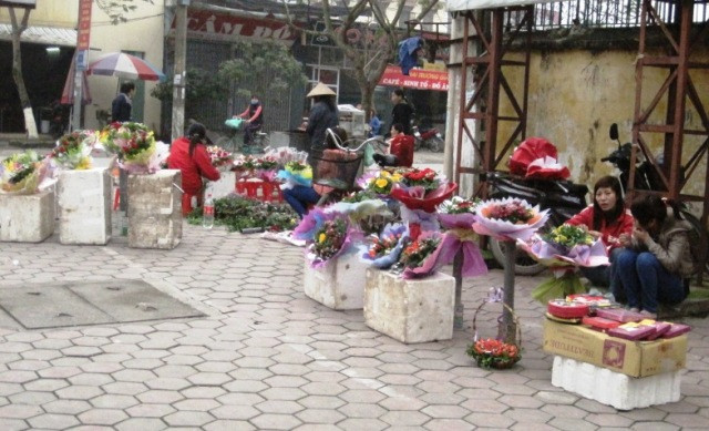 Dọc cả tuyến phố tràn ngập hoa nhưng vắng khách