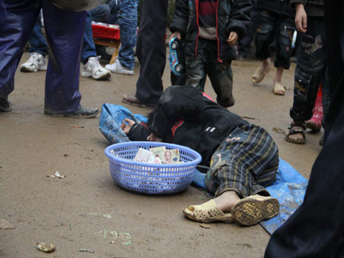 Nằm một chỗ lấy lòng thương của du khách thập phương. Nhưng số tiền này lại bị những kẻ xấu vơ vét và chỉ chia lại một ít cho các em. (ảnh: Hải Sơn)