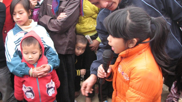 Hát dạo xin tiền...(ảnh: Cao Tuân)