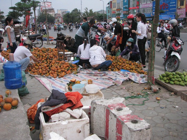 Người bán, người mua tràn cả xuống lòng đường đặc biệt trong giờ cao điểm, bất chấp nguy cơ gây nguy hiểm cho những người tham gia giao thông. Người bán, người mua tràn cả xuống lòng đường đặc biệt trong giờ cao điểm, bất chấp nguy cơ gây nguy hiểm cho những người tham gia giao thông.