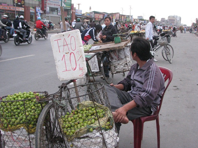 Người thanh niên này còn mang cả ghế ra ngồi bán hàng. Người thanh niên này còn mang cả ghế ra ngồi bán hàng.