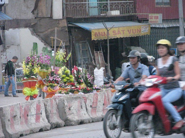 Hàng hoa chuẩn bị cho ngày 8 tháng 3 cũng tràn lan xuống phố, thậm chí người bán tận dụng luôn dải phân cách giữa đường để làm giá cắm hoa. Không ít người thắc mắc, việc bán hàng dưới lòng đường hết sức nguy hiểm đang diễn ra hằng ngày tại đây lẽ nào lực lượng chức năng lại không biết và không có biện pháp xử lý, giải tỏa nỗi lo cho người tham gia giao thông khi đi qua đây? Hàng hoa chuẩn bị cho ngày 8 tháng 3 cũng tràn lan xuống phố, thậm chí người bán tận dụng luôn dải phân cách giữa đường để làm giá cắm hoa. Không ít người thắc mắc, việc bán hàng dưới lòng đường hết sức nguy hiểm đang diễn ra hằng ngày tại đây lẽ nào lực lượng chức năng lại không biết và không có biện pháp xử lý, giải tỏa nỗi lo cho người tham gia giao thông khi đi qua đây?
