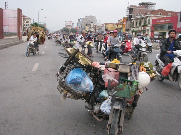 Nhiều người đi đường không thể tin những người bán hàng tự phát này có thể tràn ra giữa lòng đường để bán hàng như thế. Nhiều người đi đường không thể tin những người bán hàng tự phát này có thể tràn ra giữa lòng đường để bán hàng như thế.