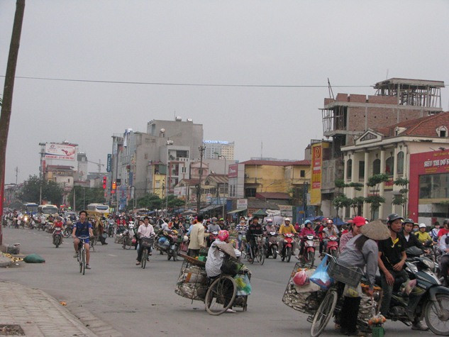 Không chỉ lấn chiến vỉa hè, những người bán hàng rong còn "rồng rắn" nối đuôi nhau thành hàng dài giữa lòng đường, giữa những làn xe qua lại tấp nập. Không chỉ lấn chiến vỉa hè, những người bán hàng rong còn "rồng rắn" nối đuôi nhau thành hàng dài giữa lòng đường, giữa những làn xe qua lại tấp nập.