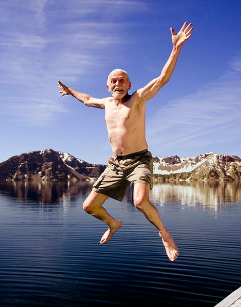 Phút hứng khởi của một cụ ông.