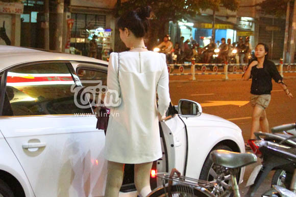 Tối qua, ống kính phát hiện Ngọc Trinh 1 mình lái xế sang đi mua sắm. Cô nàng bước vào 1 cửa hàng thời trang gần trung tâm Tp.HCM.