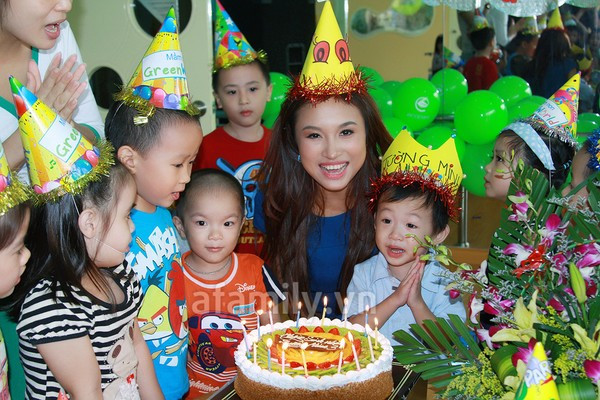 Bên cạnh công việc MC, biên tập viên và đi đóng phim thì thời gian vừa qua, Thanh Vân còn đảm nhận thêm một vai trò mới, làm cô nuôi dạy trẻ ngay tại trường mầm non của con trai theo học. Thanh Vân muốn bên cạnh khoảng thời gian ở nhà chăm sóc con, vui đùa với con, thì cô còn muốn được hàng ngày dạy dỗ, chỉ bảo từng khái niệm, nét chữ cho con trai cưng của mình. (Theo afamily)