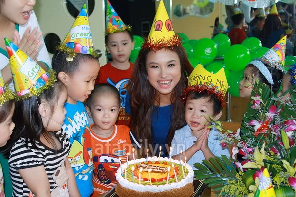 Bên cạnh công việc MC, biên tập viên và đi đóng phim thì thời gian vừa qua, Thanh Vân còn đảm nhận thêm một vai trò mới, làm cô nuôi dạy trẻ ngay tại trường mầm non của con trai theo học. Thanh Vân muốn bên cạnh khoảng thời gian ở nhà chăm sóc con, vui đùa với con, thì cô còn muốn được hàng ngày dạy dỗ, chỉ bảo từng khái niệm, nét chữ cho con trai cưng của mình. (Theo afamily)